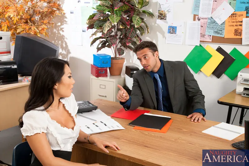 Naughty America 'and Rocco Reed in Naughty Office' protagonizando Asa Akira (foto 3)