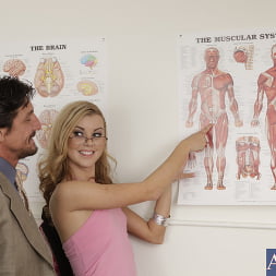 Jessie Rogers en 'Naughty America' Jessie rogers y Tommy Gunn en lombrices de libros traviesos (Miniatura 2)