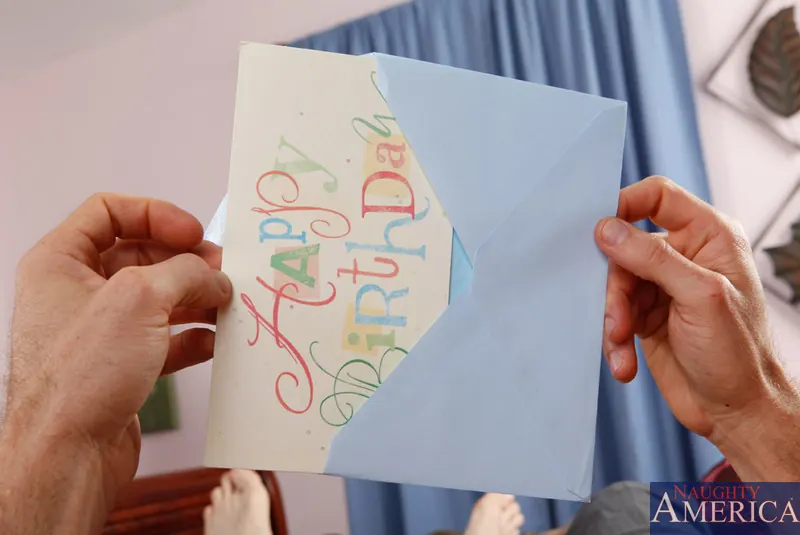 Naughty America 'and Jordan Ash in Housewife 1 on 1' Ролях Gia Grace (Фото 1)