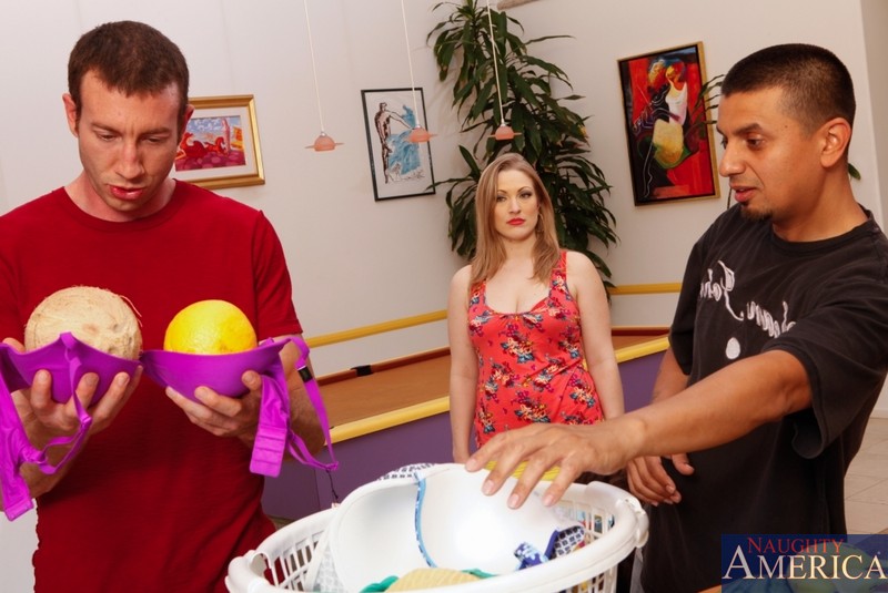 Vicky Vixen en 'Naughty America' y Jordan ash en el amigo tetona de mi novia (Miniatura 1)