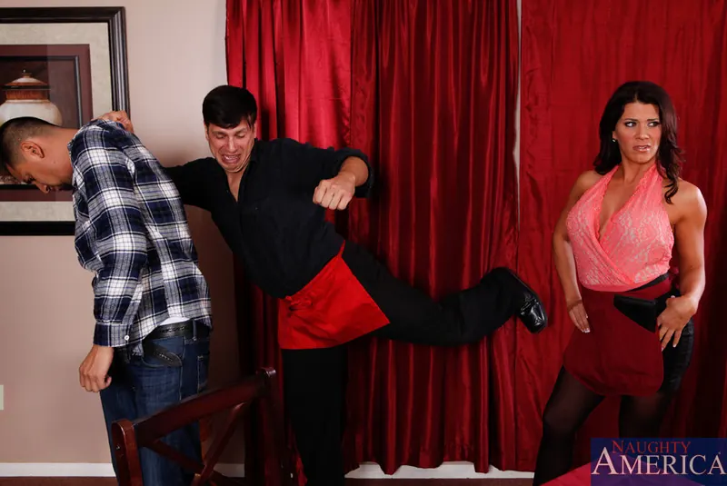 Naughty America 'and Anthony Rosano in Seduced by a cougar' अभिनीत Leena Sky (फोटो 2)