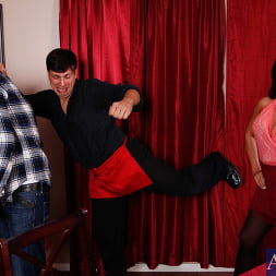Leena Sky Dans 'Naughty America' Leena ciel et anthony rosano en séduit par un couguar (Vignette 2)