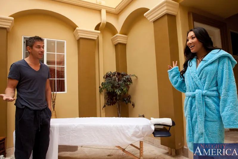 Naughty America 'and Mick Blue in My Naughty Massage' protagonizando Asa Akira (foto 1)