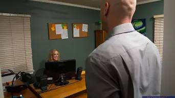 Brandi Love に 'and Johnny Sins in Naughty Office'