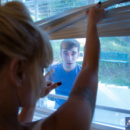 Houston en 'Naughty America' y Logan pierce en mis amigos mamá caliente (Miniatura 4)
