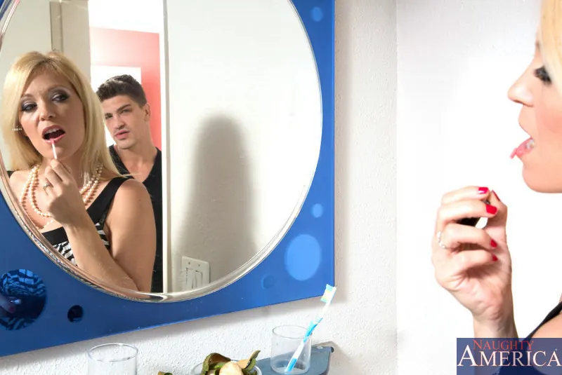 Naughty America 'and Bruce Venture in My Friends Hot Mom' अभिनीत Charlee Chase (फोटो 1)