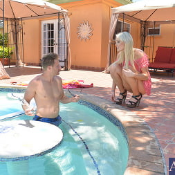 Zoey Paige en 'Naughty America' Zoey paige y levi dinero en efectivo en mis hermanas amiga caliente (Miniatura 1)