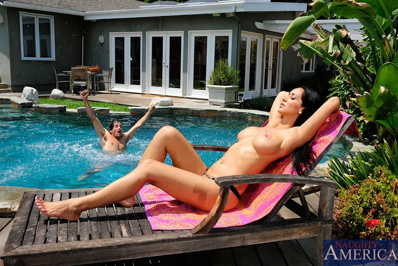 Naughty America 'and Tyler Nixon in My Friends Hot Mom' 主演 Isis Love (照片 1)