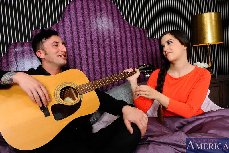 Naughty America 'in My Sisters Hot Friend' Avec Caroline Ray (Photo 1)