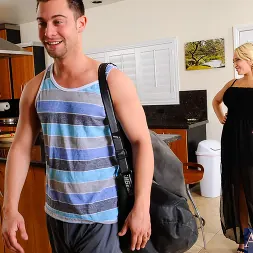 Kagney Linn Karter en in Dirty Wives Club (foto 2) Kagney Linn Karter en 'Naughty America' in Dirty Wives Club (Miniatura 2)