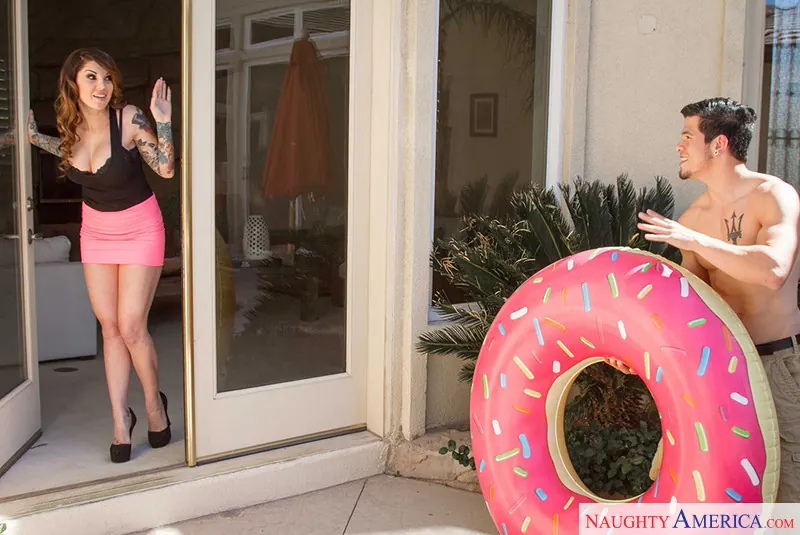 Darling Danika In 'in Seduced by a Cougar' from 'Naughty America' (Foto 1) Naughty America 'in Seduced by a Cougar' Darsteller Darling Danika (Foto 1)