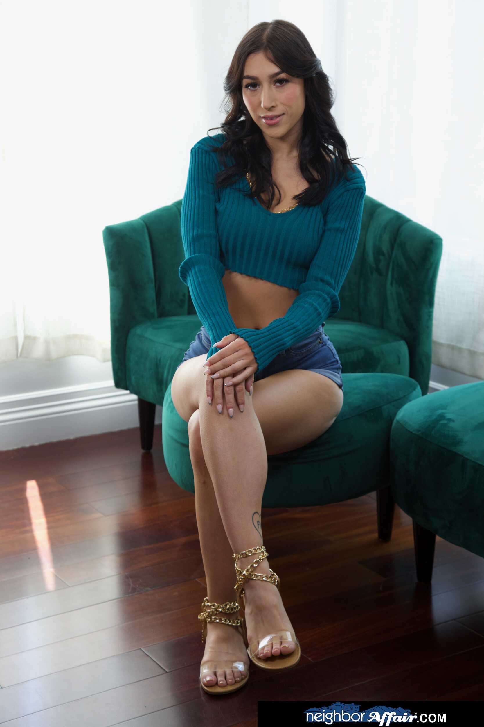 Alexa Chains Dans 'Naughty America' Sexy Alexa Chains s’amuse avec la bite raide de sa voisine (Vignette 135)