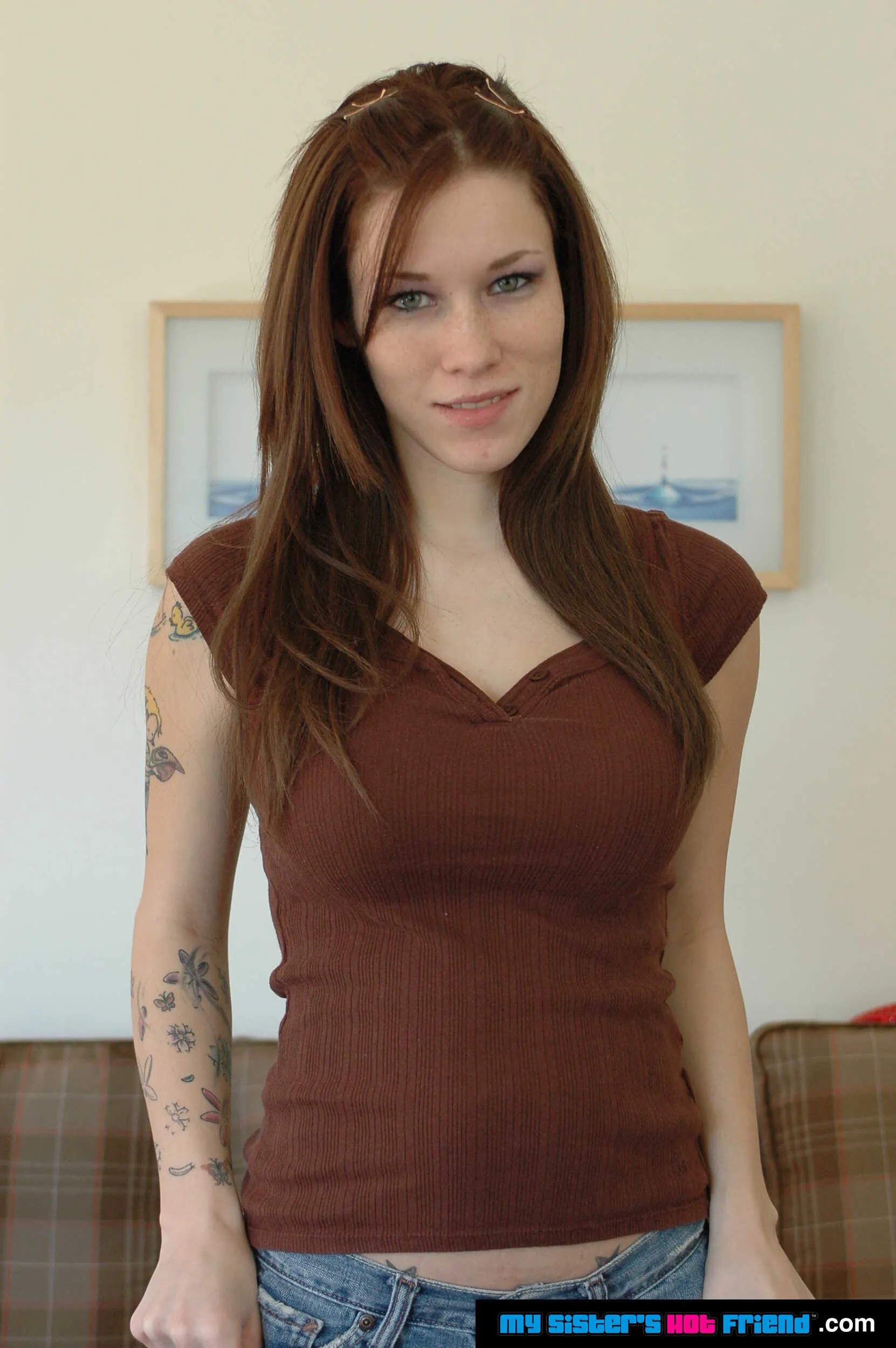 Naughty America 'fucks her friend's brother instead of going to a Christmas party' Darsteller Allie Sin (Foto 1)