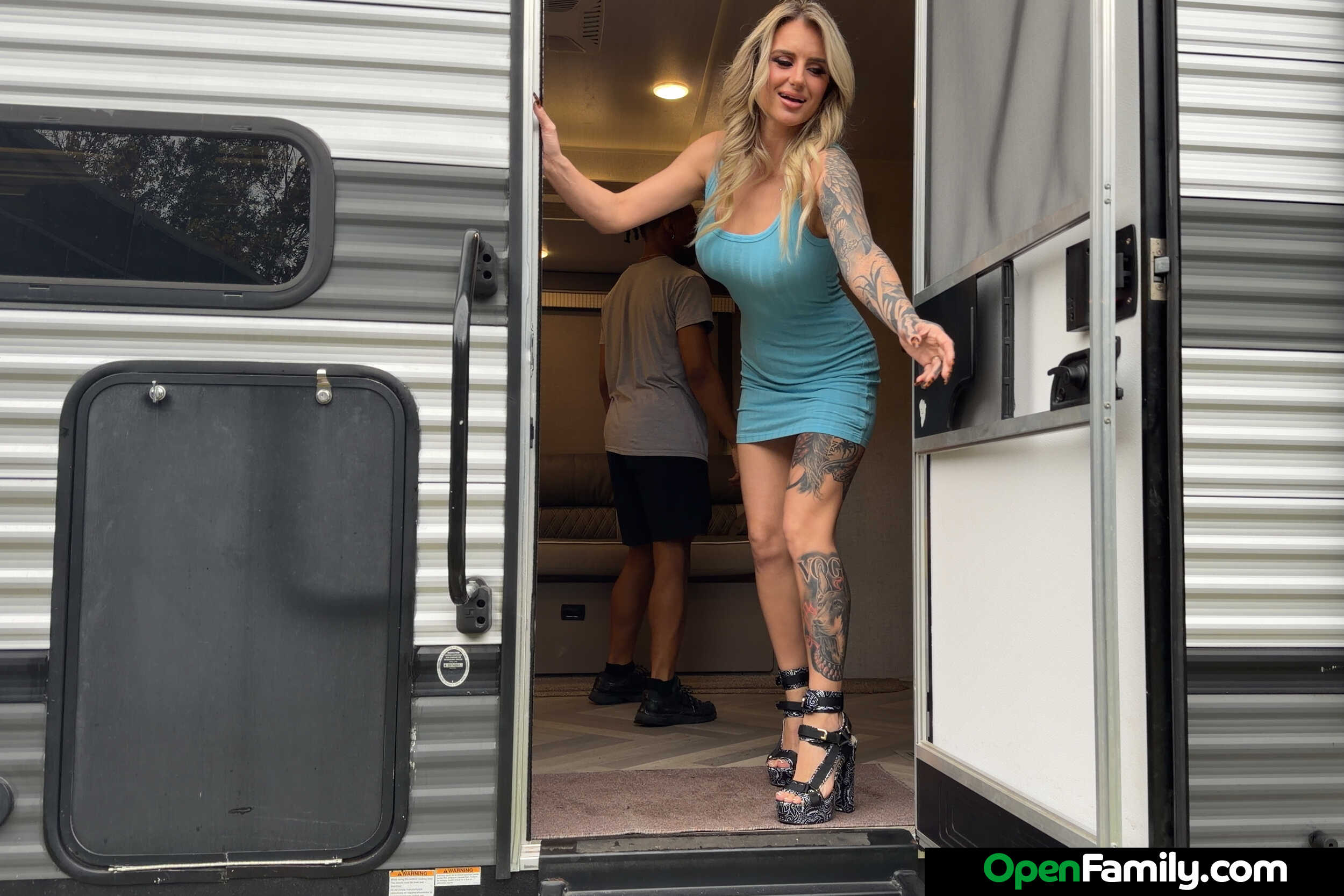 Anastasia Shades 内 'Naughty America' 金发性感美女安娜斯塔西娅·墨镜喜欢在开放家庭中做爱 (缩略图 10)