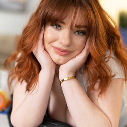 Annabel Redd en 'Naughty America' Sexy red head annabel redd hace que sus grandes tetas naturales reboten (Miniatura 58)