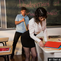 Audrey Noir en 'Naughty America' Audrey noir folla a su estudiante (Miniatura 100)