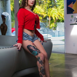 Bella Blu Dans 'Naughty America' La brune sexy bella blu veut la grosse bite du mari de son amie (Vignette 1)
