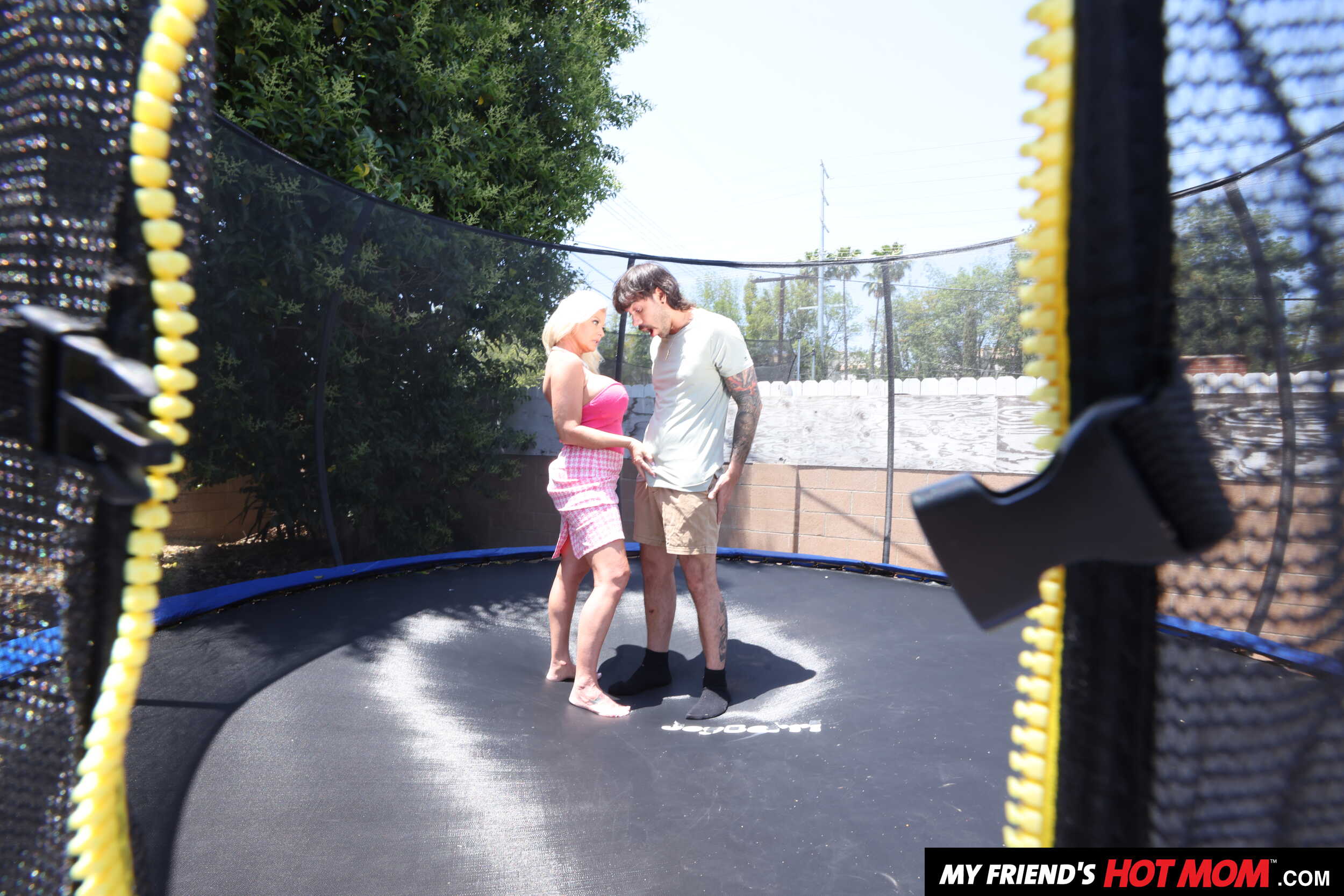 Billie Jean Austin en 'Naughty America' La milf tetona billie jean austin le da un regalo al amigo de su hijo, dos grandes tetas para chupar y follar (Miniatura 21)
