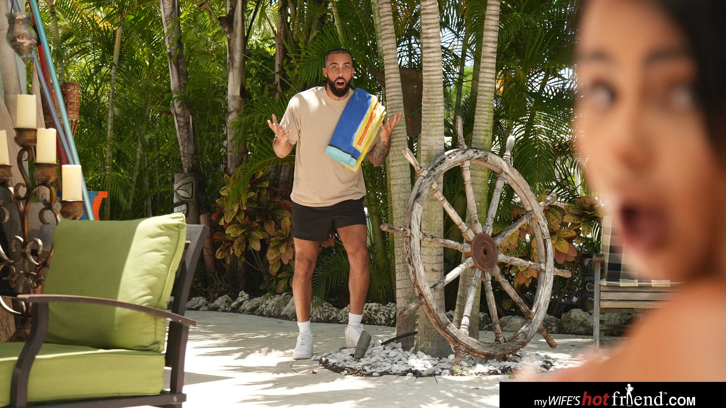 C. StyleX Dans 'Naughty America' Une bombasse mixte c. stylex se fait pilonner au bord de la piscine par le mari d’une amie (Vignette 120)