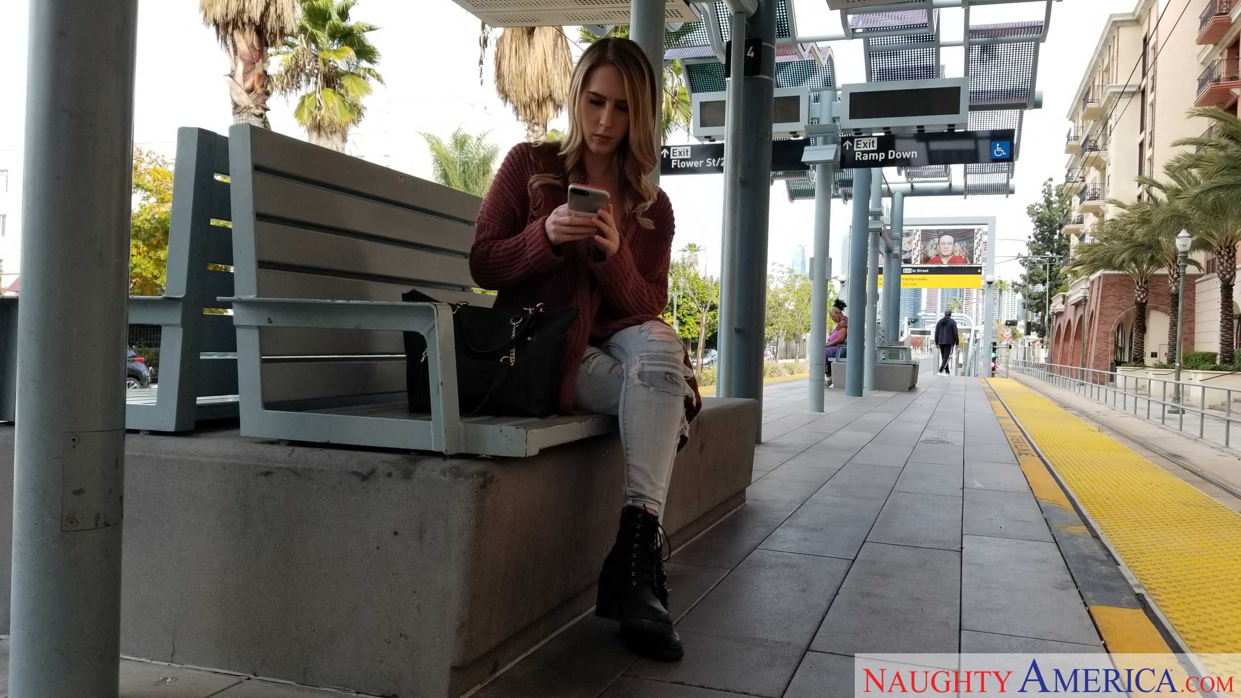 Cadence Lux en 'Naughty America' La puta cadencia lux se ayuda a sí misma a alguna polla extraña negro grande (Miniatura 1)