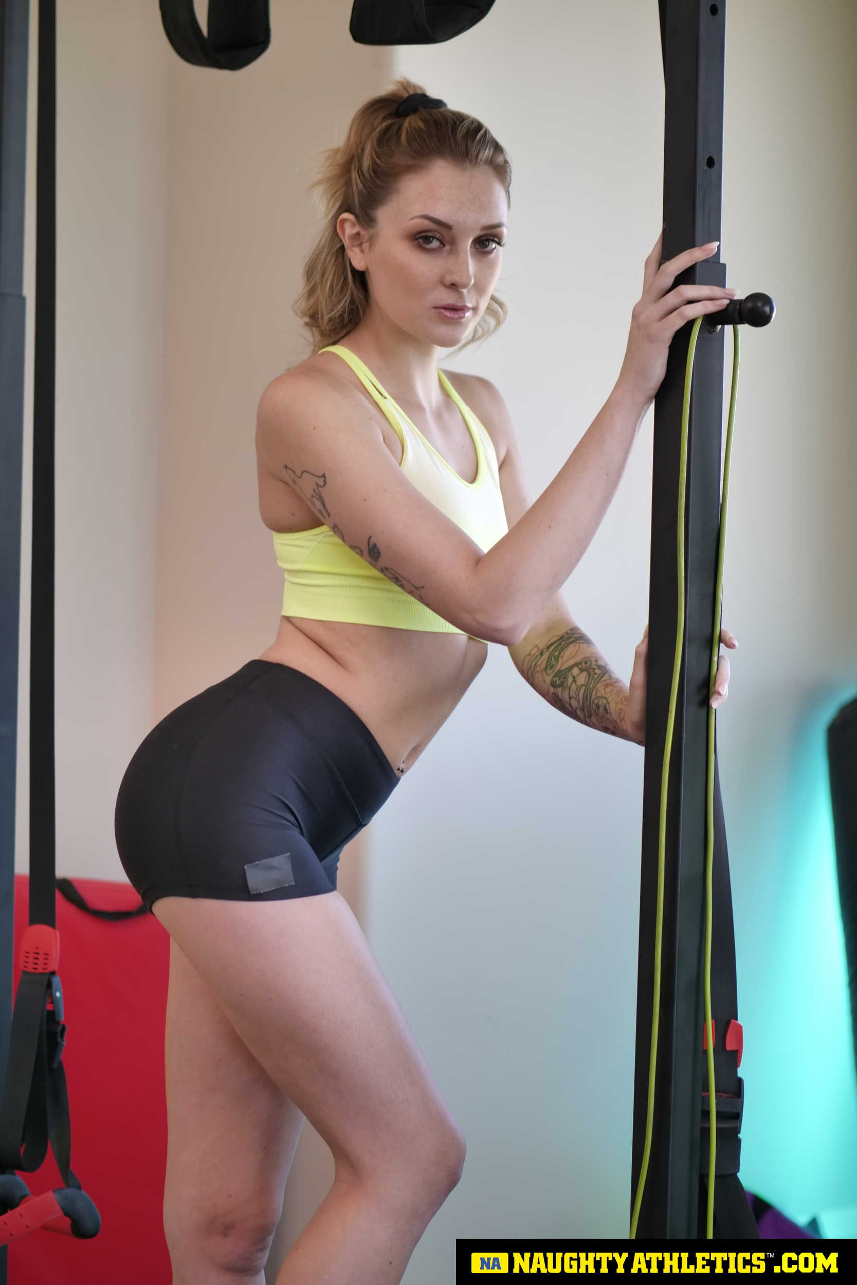 Naughty America 'gets her workout on a cock!!' अभिनीत Charlotte Sins (फोटो 143)
