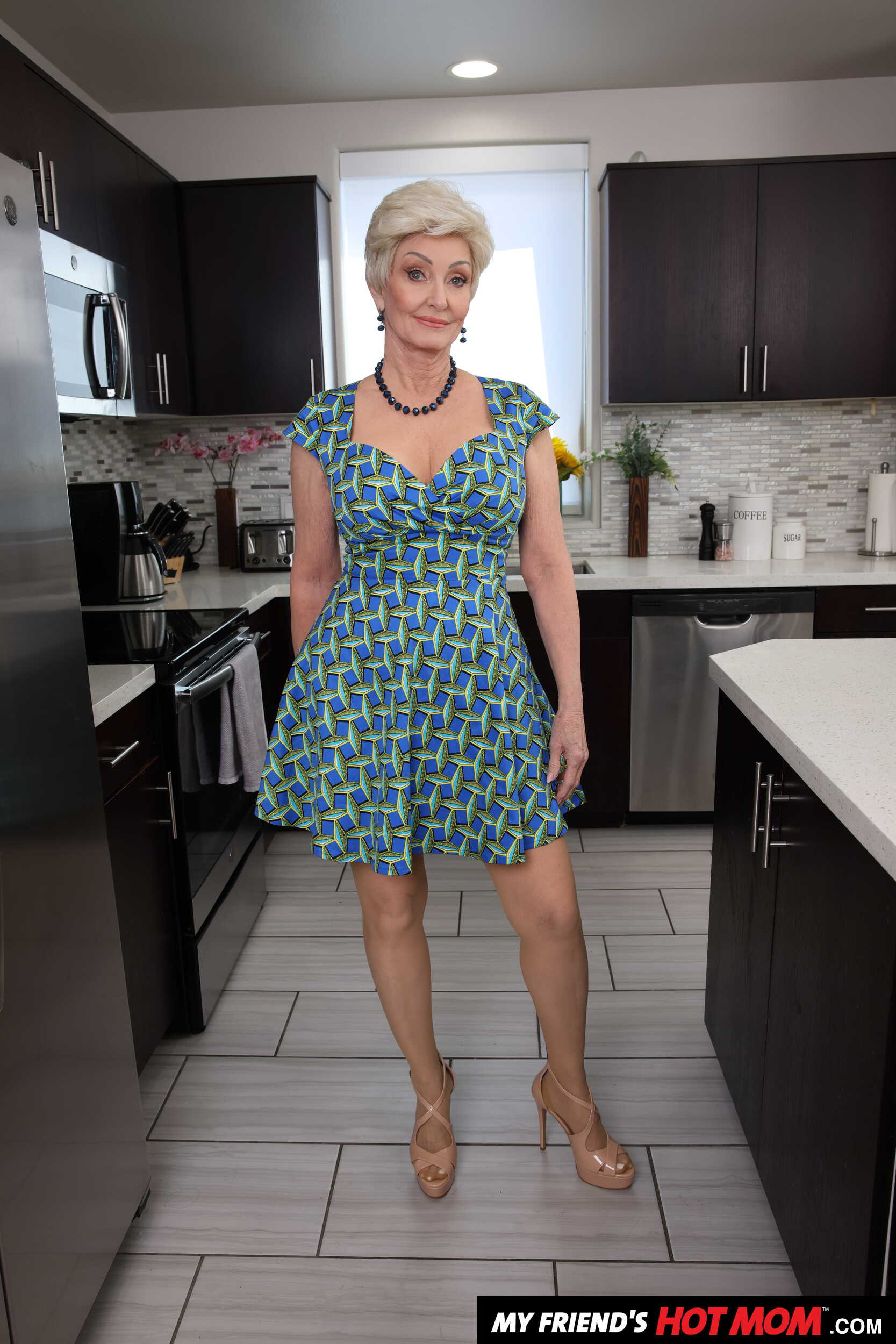 DD White In 'Naughty America' Dd White zeigt der Freundin ihres Enkels, wie erfahren sie im Lutschen und Ficken ist (Ein 1)