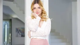 Demi Hawks में 'wants to score on Game Day with her friend's dad'