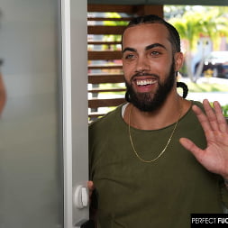 Eden West en 'Naughty America' ¡Eden West está dispuesta a vender su computadora portátil a un precio más bajo siempre y cuando la cuiden primero! (Miniatura 1)
