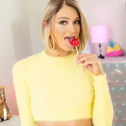 Emma Hix in 'Naughty America' gets fucked by a gamer fan (Thumbnail 150)
