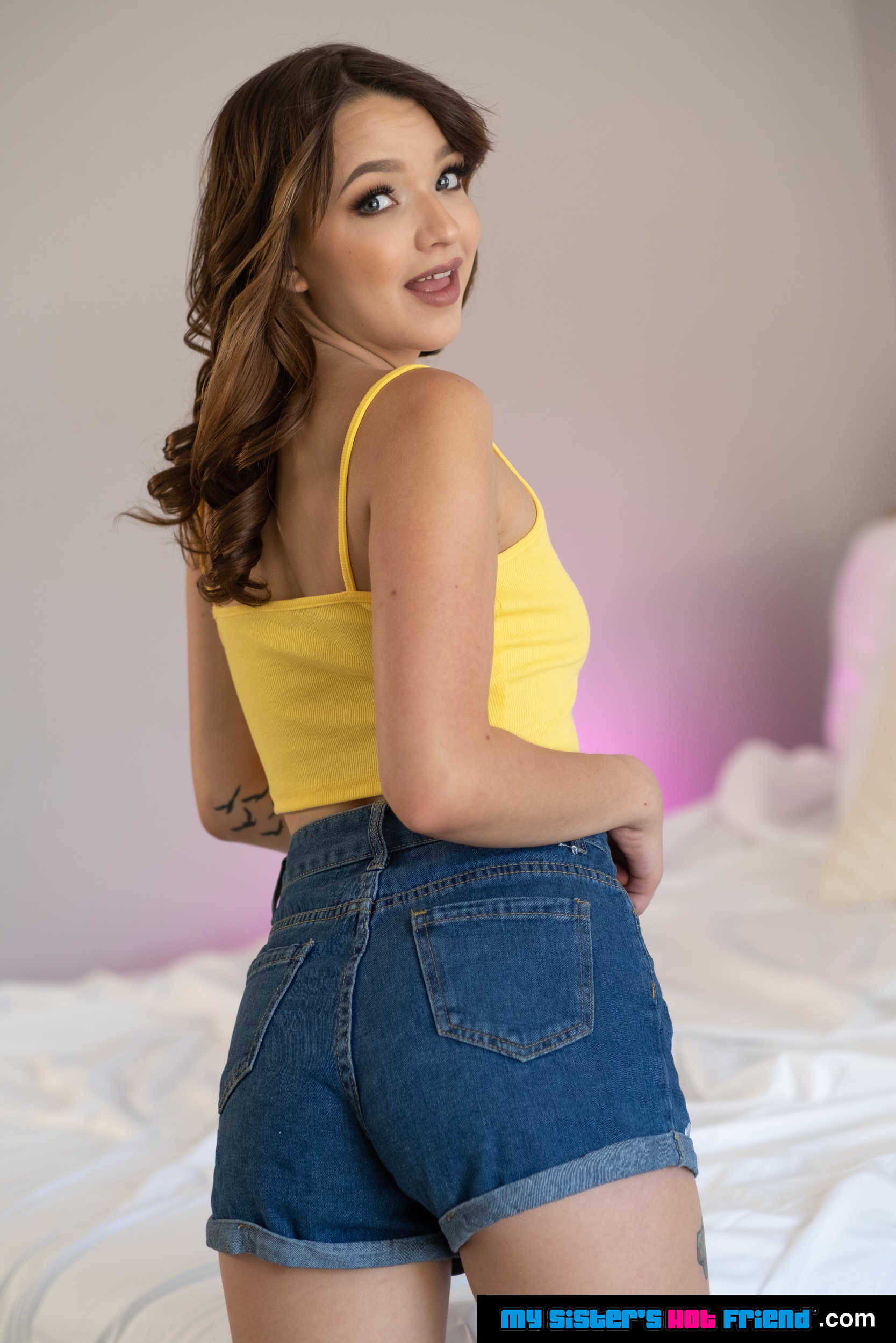 Honey Hayes en 'Naughty America' Honey hayes consigue su coño tupido follada por el hermano de su amiga (Miniatura 168)