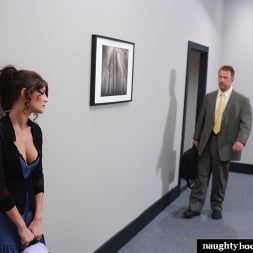 Jenni Lee en 'Naughty America' consigue la polla del profesor en clase (Miniatura 136)