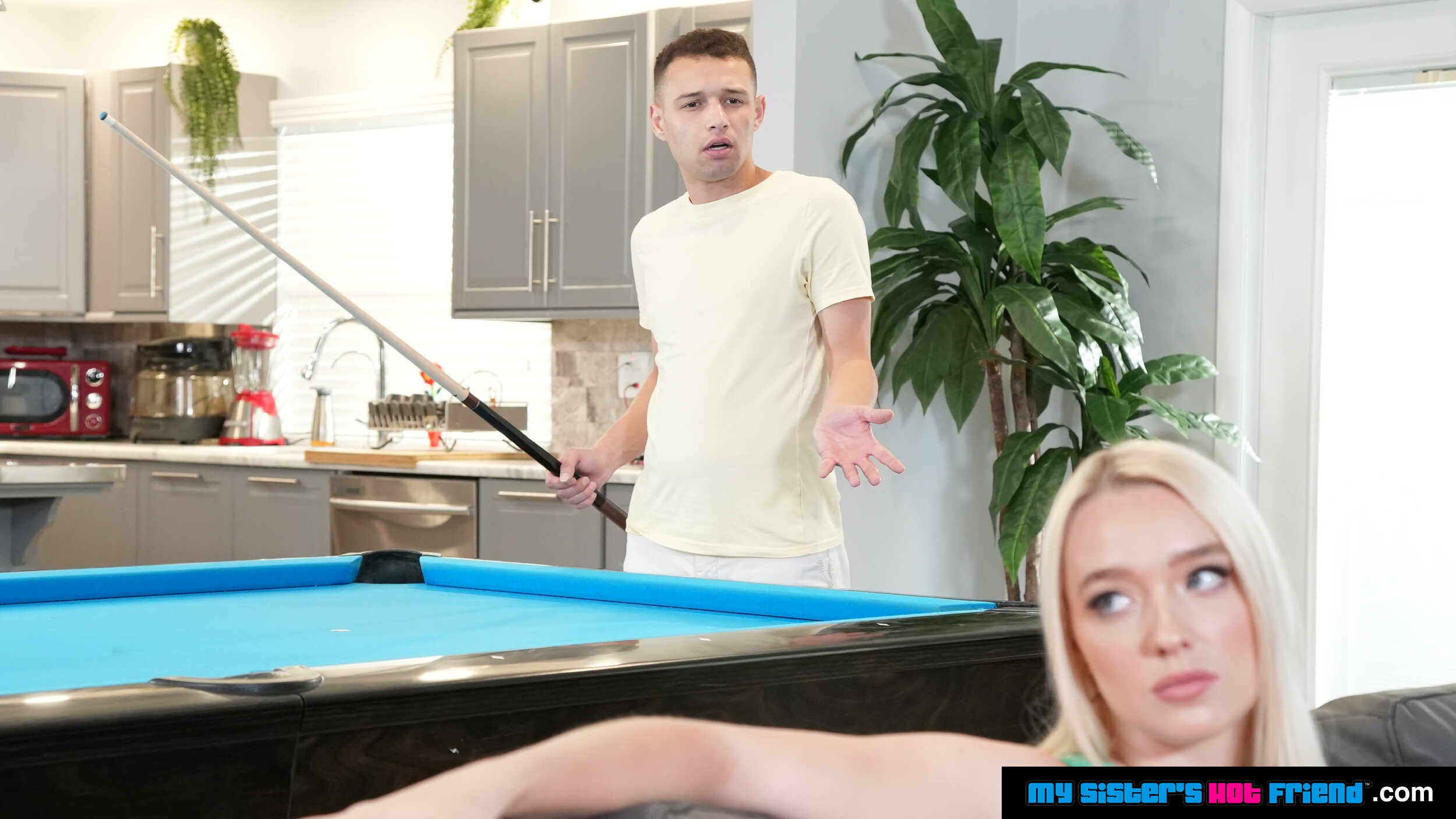 Juliette Mint en 'Naughty America' Pequeña adolescente rubia, juliette mint, descubre que el hermano de su amiga tiene una polla grande y ahora ella la quiere! (Miniatura 18)