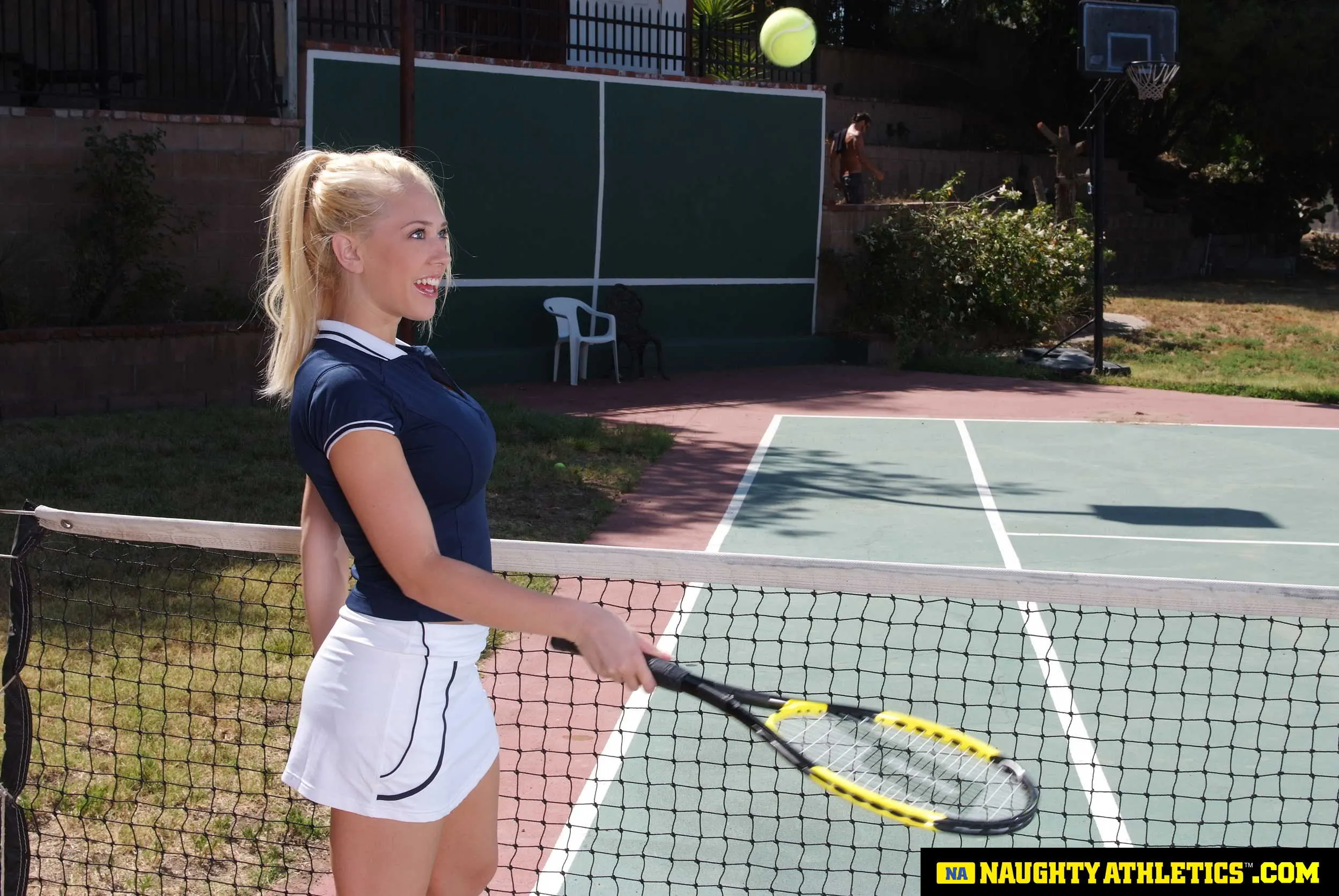 Naughty America 'serves up some outdoor fucking' 主演 Kagney Linn Karter (写真 1)