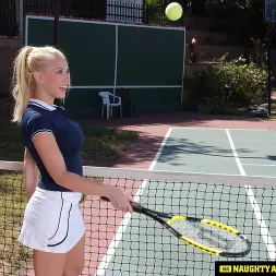 Kagney Linn Karter en 'Naughty America' serves up some outdoor fucking (Miniatura 1)