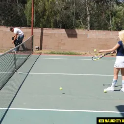 Kagney Linn Karter en 'Naughty America' serves up some outdoor fucking (Miniatura 52)