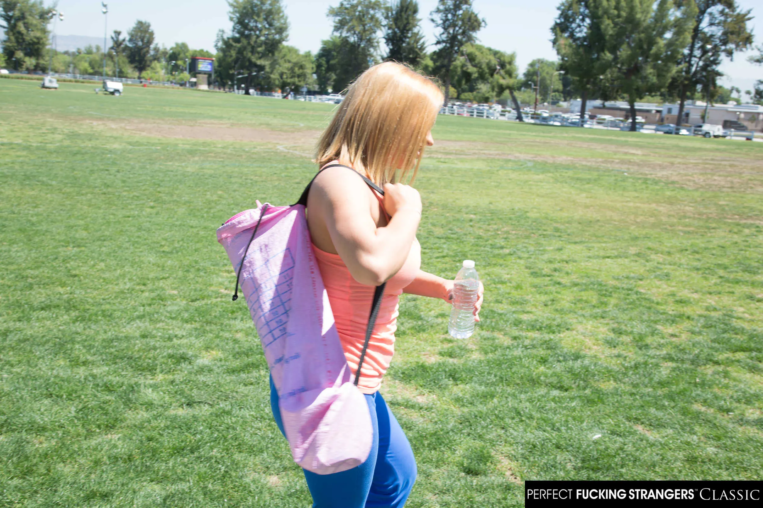 Naughty America 'gets her wet pussy fucked by a stranger' 主演 Krissy Lynn (照片 24)