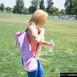 Krissy Lynn en 'Naughty America' Krissy lynn consigue su coño mojado follada por un extraño (Miniatura 24)