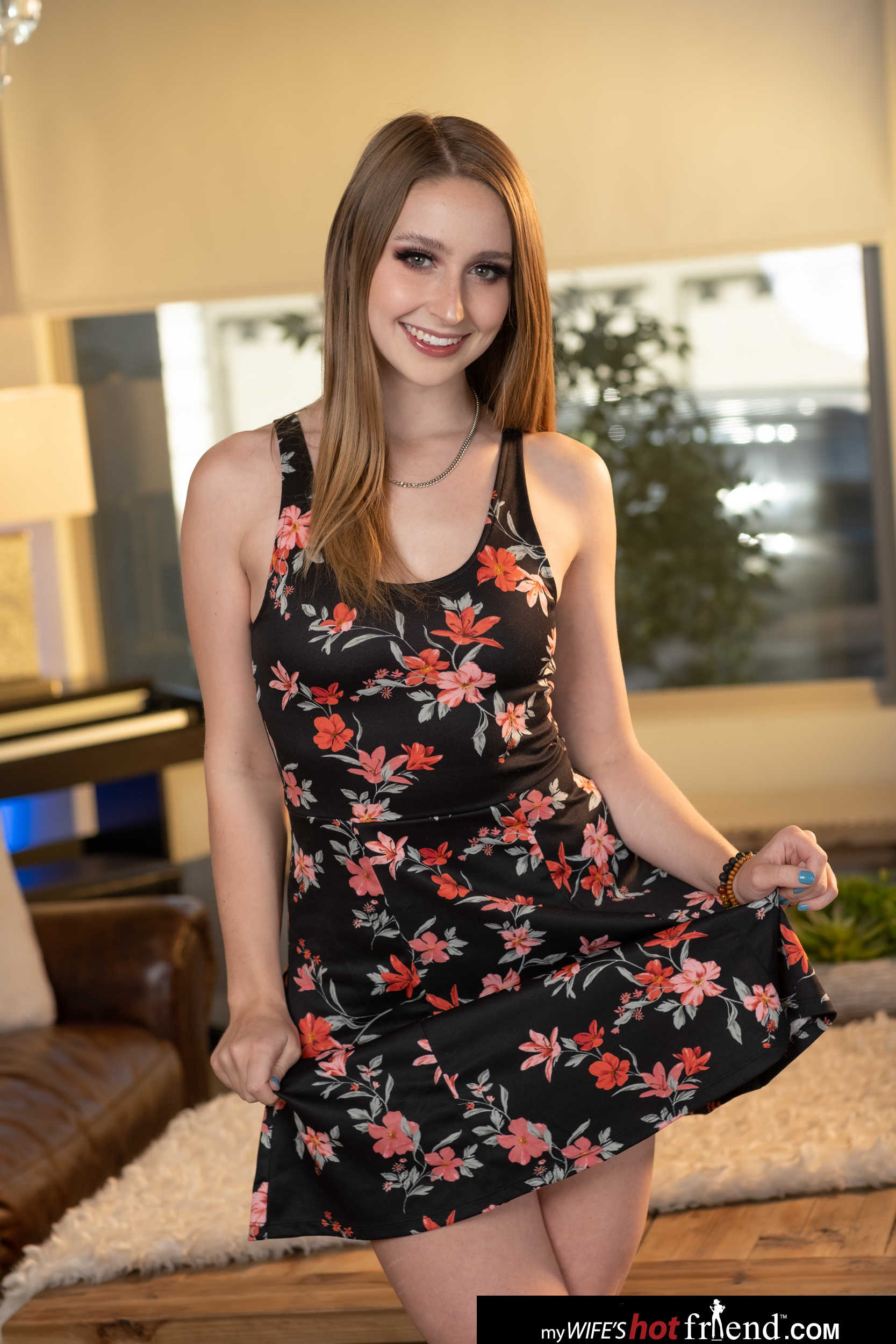 Laney Grey に 'Naughty America' レーニーグレーは夫が店をしている間、彼女の友人の男をファック (サムネイル 1)