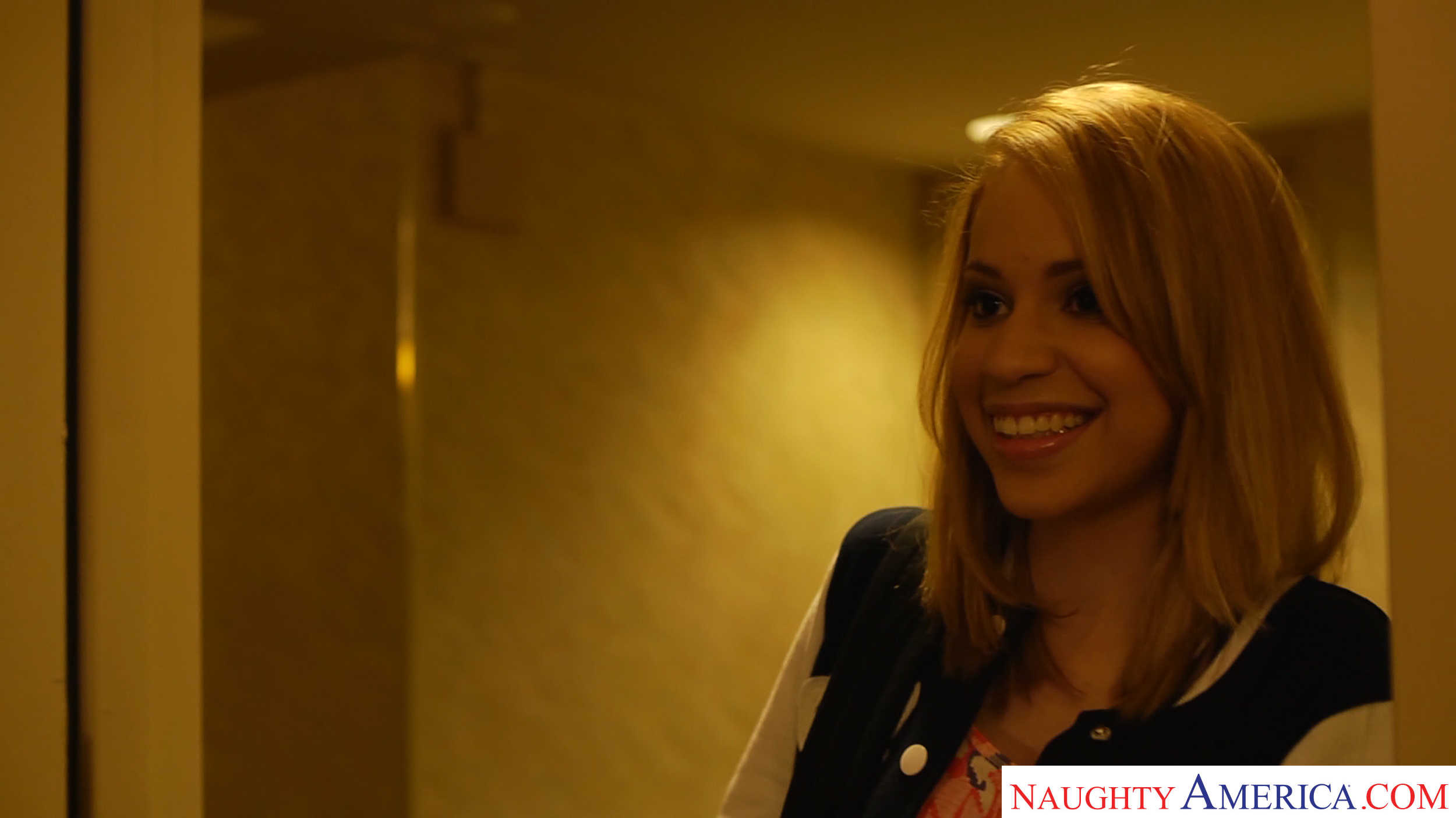 Mae Olsen en 'Naughty America' recibe su dinero de su papá azucarero (Miniatura 1)