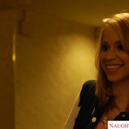 Mae Olsen en 'Naughty America' recibe su dinero de su papá azucarero (Miniatura 1)