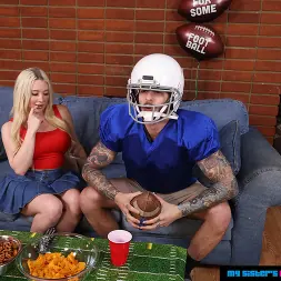 Naomi Ryder en 'Naughty America' Gets turned on with football players in gear (Miniatura 110)