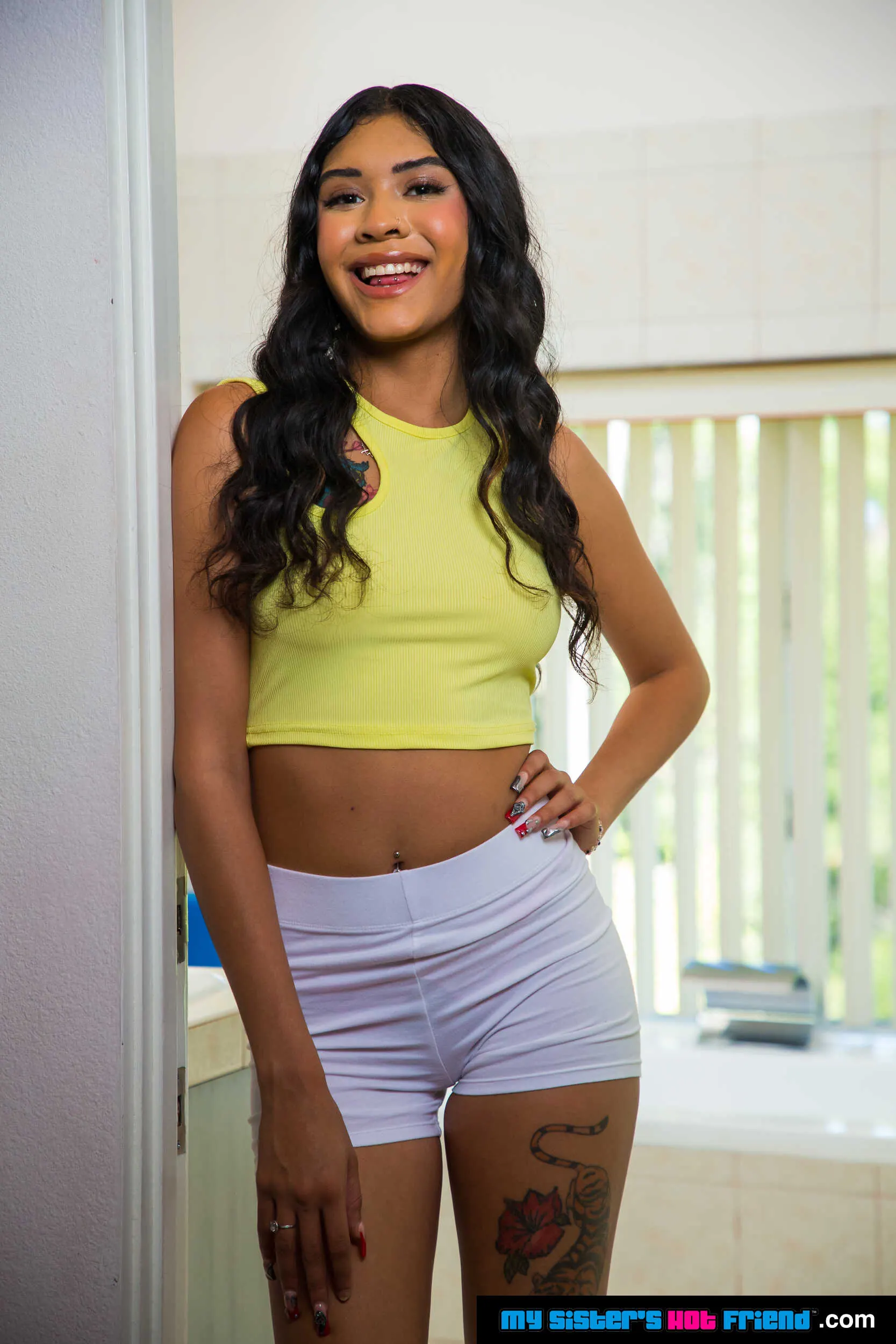 Naughty America 'My Sister's Hot Friend' अभिनीत Reina Heart (फोटो 1)