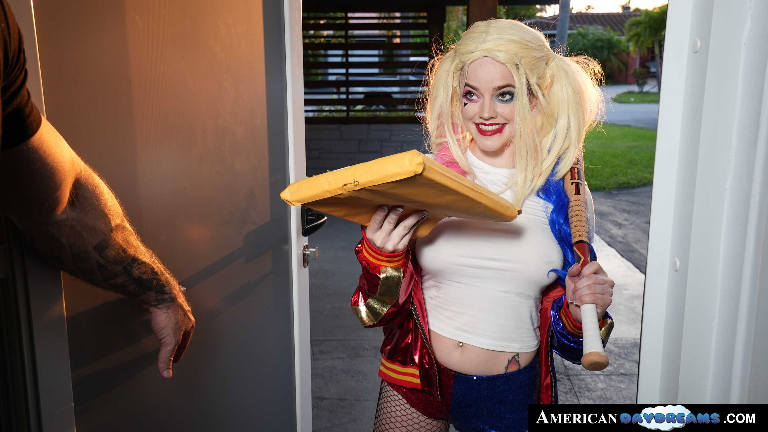Sage Pillar In 'Naughty America' Blondine mit gepiercten Brustwarzen Salbeisäule verwandelt sich in sexy Comic-Füchsin und wird von Sammler gefickt (Ein 176)