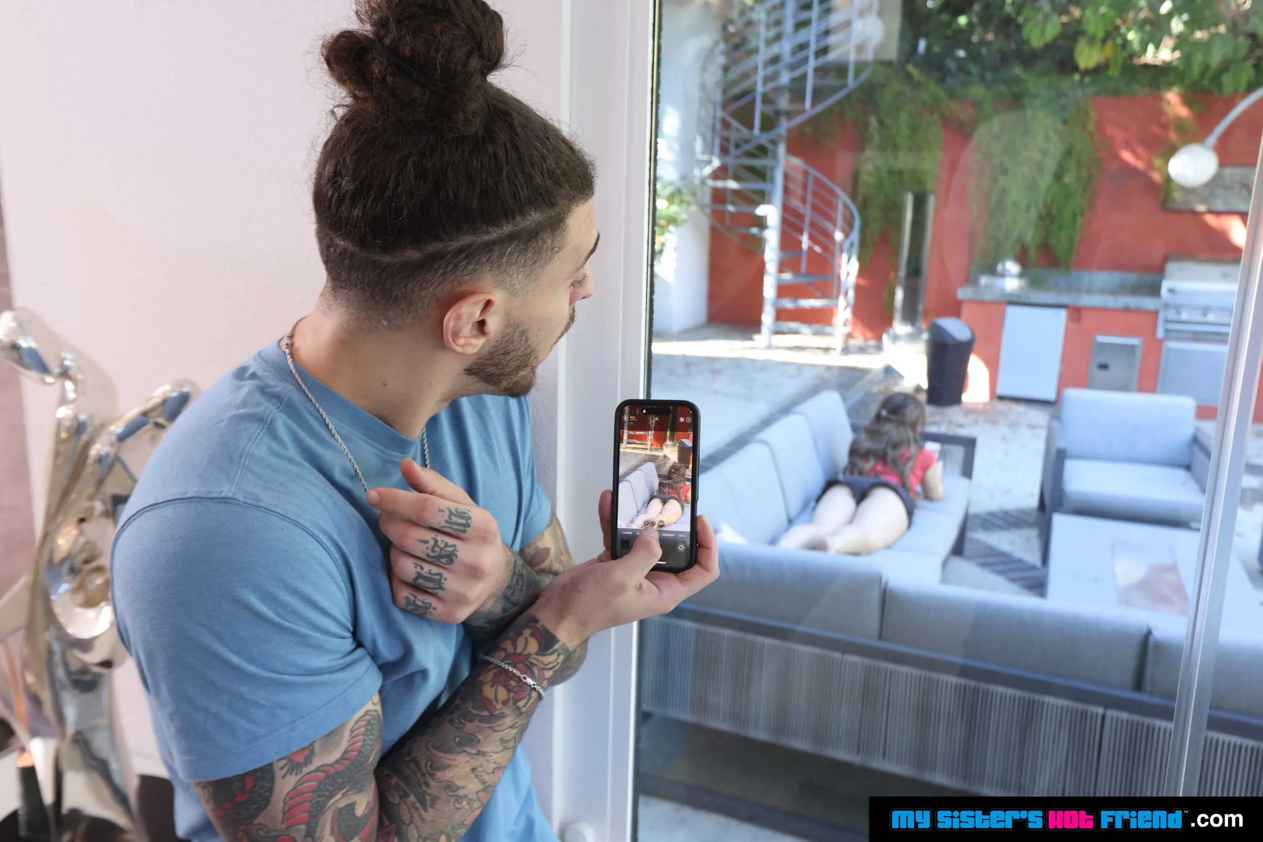 Naughty America 'poses for nudes for her friend's horny brother' 主演 Serena Sterling (写真 17)