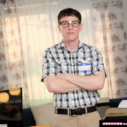 Sophia West en 'Naughty America' llama al nerd para arreglar su computadora y follar su coño (Miniatura 130)