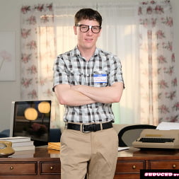 Sophia West en 'Naughty America' llama al nerd para arreglar su computadora y follar su coño (Miniatura 139)