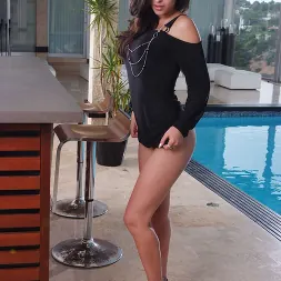 Uma Stone en 'Naughty America' fucks with her latina big tits  (Miniatura 90)