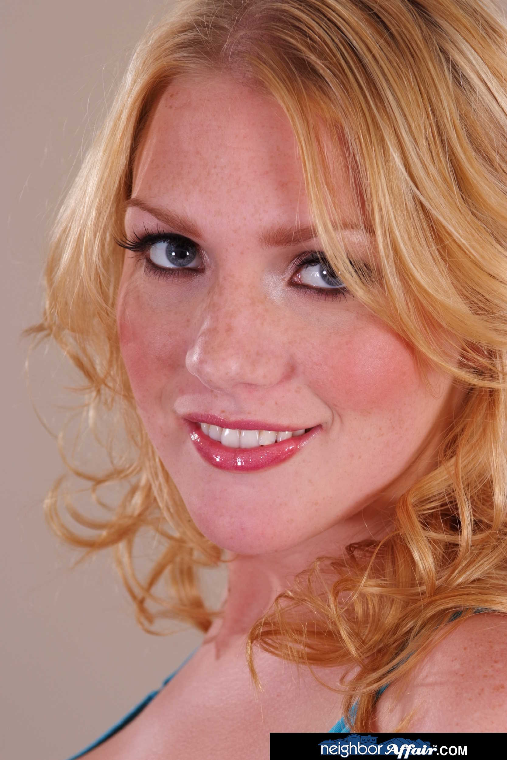 Victoria Vonn 内 'Naughty America' 维多利亚·冯恩和邻居发生关系 (缩略图 1)