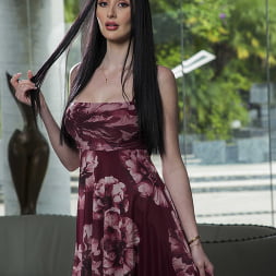 Violet Voss में 'Naughty America' Big Cock Bully (थंबनेल 1)