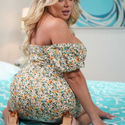 Vivianne DeSilva में 'Naughty America' विवियन डेसिल्वा एक विवाहित आदमी के लिए अपनी गीली तंग चूत फैलाता है (थंबनेल 68)